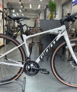 Xe đạp đường Phố (touring) Giant Revolt F3 Bản 2025 Màu Trắng