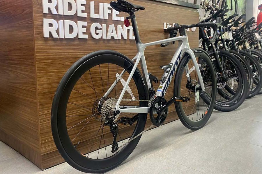 Xe đạp đua Giant Propel Adv2+ bản 2026 32 Xe đạp đua Giant Propel Adv2+ Bản 2026 ảnh Chụp Sau