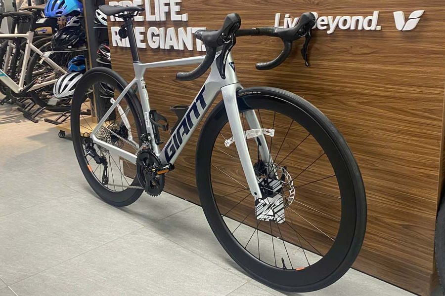 Xe đạp đua Giant Propel Adv2+ bản 2026 31 Xe đạp đua Giant Propel Adv2+ Bản 2026 ảnh Chụp Trước
